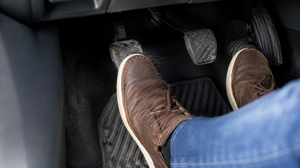 Stopalo vozača na pedali kvačila u automobilu