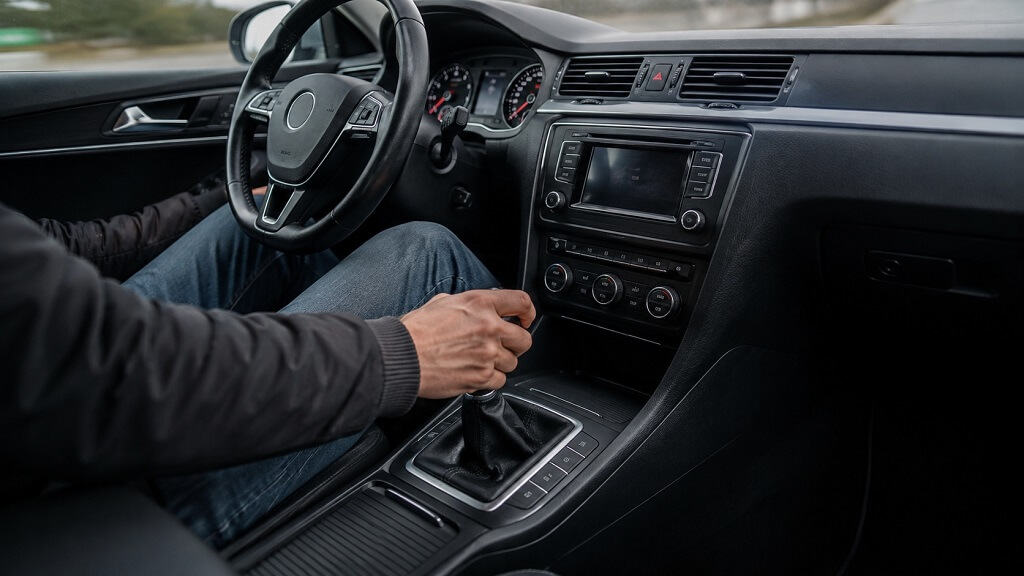 Vozač menja brzinu u automobilu sa manuelnim menjačem